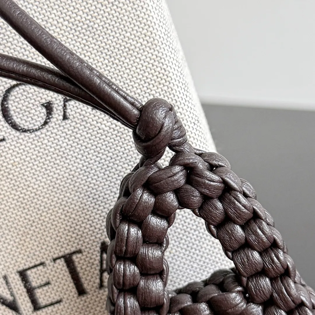Batch 420 Let’s see what new cute little thing BV has released~ It’s this letter pendant, which is different from the puppy pendant. The weaving of this letter is more three-dimensional, and the material is very solid, and it is not easy to deform even if it is folded. Style number: A
